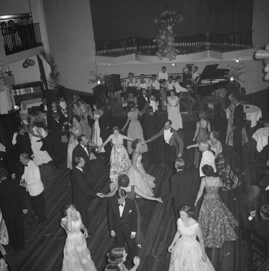 Limuru Hunt Ball. A band entertains a dancefloor crowded with formally dressed people at the Limuru Hunt Ball. Kenya, 19 October 1957. Kenya, Eastern Africa, Africa.