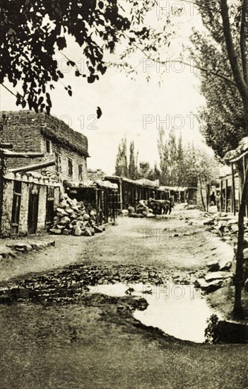 Skardu bazaar. Ramshackle buildings line the street at Skardu bazaar. Skardu, India (Pakistan), circa 1920. Skardu, Baltistan, Pakistan, Southern Asia, Asia.