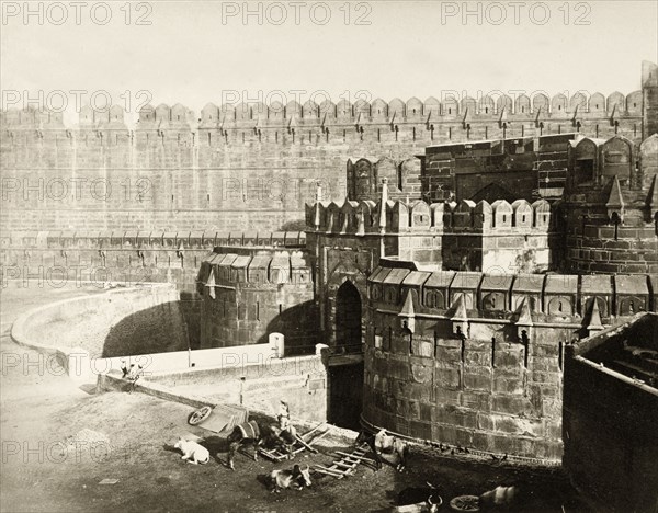 Agra Fort walls. View of the fortified red sandstone walls surrounding Agra Fort. Agra, North Western Provinces (Uttar Pradesh), India, circa 1880. Agra, Uttar Pradesh, India, Southern Asia, Asia.