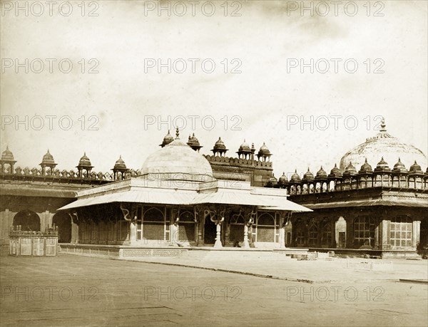 Salim Chisti's tomb. View across an open courtyard of Salim Chisti's tomb, built in 1570 during the reign of Mughal Emperor Akbar (r.1556-1605). Fatehpur Sikri, North Western Provinces (Uttar Pradesh), India, circa 1885. Fatehpur Sikri, Uttar Pradesh, India, Southern Asia, Asia.