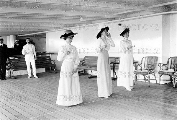 Egg and spoon race. Queen Mary's Ladies in Waiting line up for an egg and spoon race on the deck of the royal yacht, HMS Medina. The ship was transporting King George V and Queen Mary to India for the Coronation Durbar at Delhi. Indian Ocean near Mumbai, India, circa 30 November 1911. India, Southern Asia, Asia.