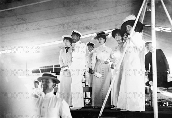 On board entertainment. King George V (r.1910-36), Queen Mary and her Ladies in Waiting are entertained by an obstacle race aboard HMS Medina, the ship transporting the royal couple to India for the Coronation Durbar at Delhi. Indian Ocean near Mumbai, India, circa 30 November 1911. India, Southern Asia, Asia.