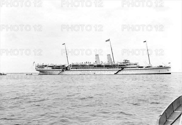 Royal yacht HMS Medina. HMS Medina, sailing off shore near Aden. The steamer was fitted out as a royal yacht to transport King George V and Queen Mary to India for the Coronation Durbar at Delhi. The royal couple stopped at Aden during their outward journey. Near Aden, Yemen, circa 27 November 1911. Aden, Adan, Yemen, Middle East, Asia.
