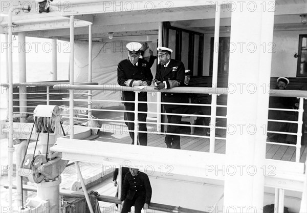 King George V and Sir Colin Keppel. King George V (r.1910-36) converses with Rear Admiral Sir Colin Keppel aboard HMS Medina. The royal yacht was transporting the King and Queen to India for the Coronation Durbar at Delhi. Indian Ocean near Mumbai, India, circa 30 November 1911. India, Southern Asia, Asia.