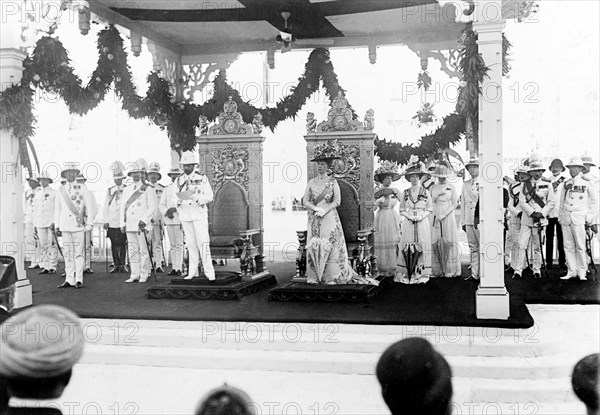 King George V arrives in Bombay. King George V (r.1910-36) and Queen Mary stand before a pair of ornate thrones as they address a crowd upon their arrival in Bombay. The royal couple had travelled to India for the Coronation Durbar at Delhi. Bombay (Mumbai), India, 2 December 1911. Mumbai, Maharashtra, India, Southern Asia, Asia.