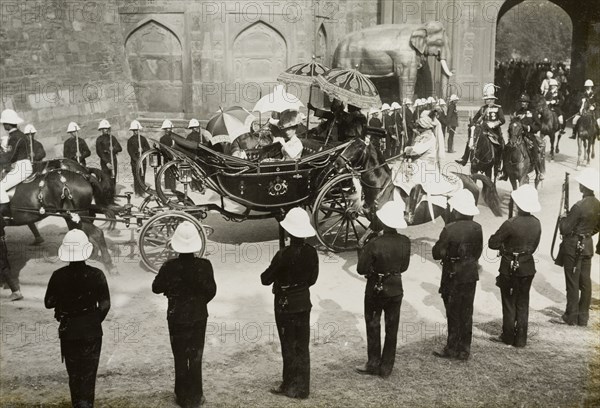 Procession of state entry at the Coronation Durbar. Queen Mary enters the Delhi Fort in the procession of state entry held for King George V's Coronation Durbar. Delhi, India, 7 December 1911. Delhi, Delhi, India, Southern Asia, Asia.