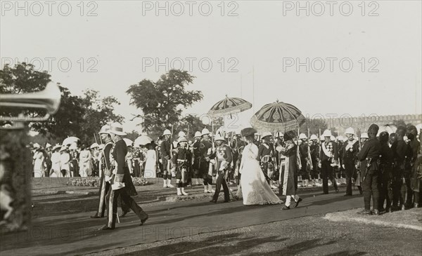 King Edward VII memorial stone. Onlookers gather to watch the unveiling of the King Edward VII memorial stone by King George V (r.1910-36) and Queen Mary at the Coronation Durbar. Delhi, India, 12 December 1911. Delhi, Delhi, India, Southern Asia, Asia.