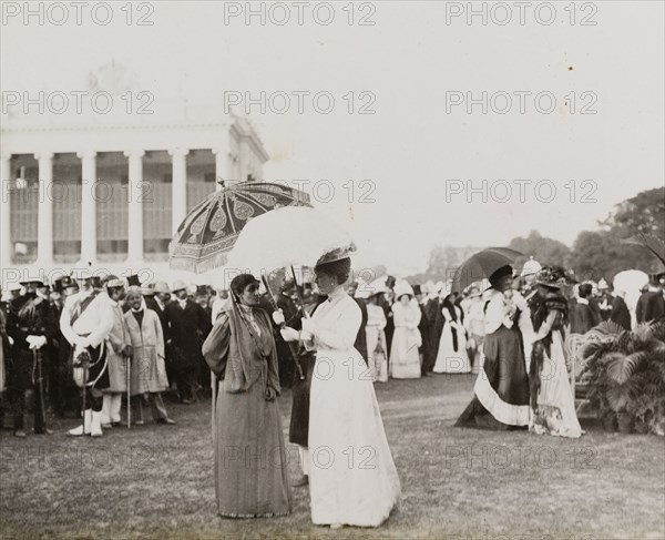 Royal garden party. An Indian woman talks with Queen Mary at a royal garden party in the grounds of Government House. Calcutta (Kolkata), India, 2 January 1912. Kolkata, West Bengal, India, Southern Asia, Asia.