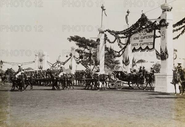 King George V leaves Calcutta. King George V (r.1910-36) and Queen Mary leave Kolkata in a horse-drawn carriage after having attended an official welcoming ceremony. Calcutta (Kolkata), India, circa 4 January 1912. Kolkata, West Bengal, India, Southern Asia, Asia.