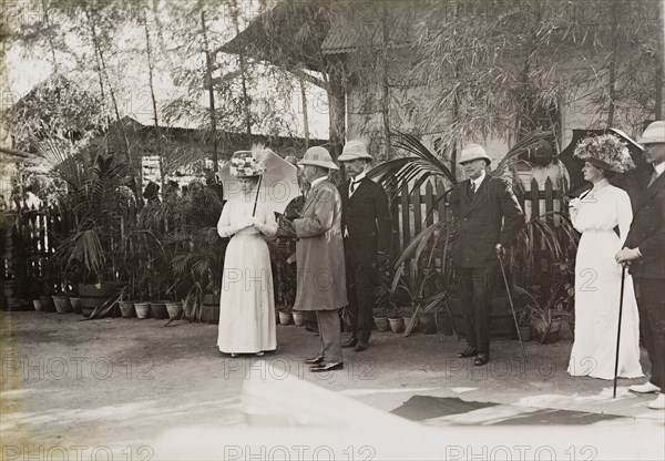 Queen Mary at Nagpur station. Queen Mary and other members of King George V's royal entourage wait outside Nagpur railway station, one of several stops made by the party on their journey from Kolkata to Mumbai. Nagpur, India, circa 4 January 1912. Nagpur, Maharashtra, India, Southern Asia, Asia.