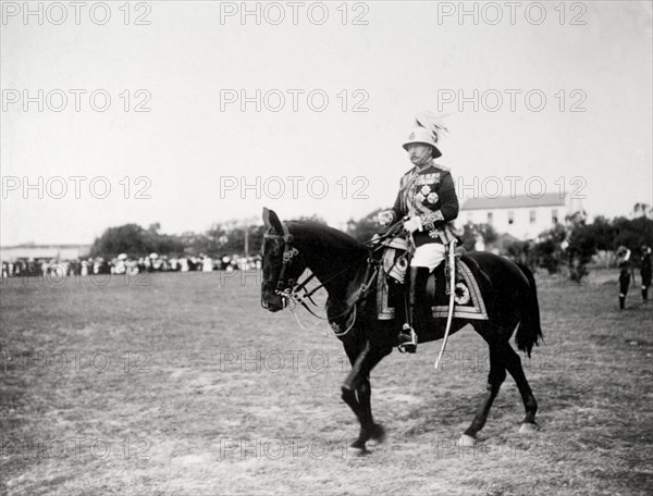 The Duke of Connaught reviews troops. The Duke of Connaught, dressed in full military regalia, rides out to review British Army troops based in South Africa at Green Point Common. Cape Town, Cape Province (West Cape), South Africa, 1 November 1910. Cape Town, West Cape, South Africa, Southern Africa, Africa.