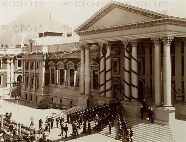 Opening of the new Union Parliament, Cape Town. The Duke and Duchess of Connaught are saluted and directed along a red carpet as they arrive for the opening ceremony of the new Union Parliament at Cape Town's Houses of Parliament. Cape Town, Cape Province (West Cape), South Africa, 4 November 1910. Cape Town, West Cape, South Africa, Southern Africa, Africa.