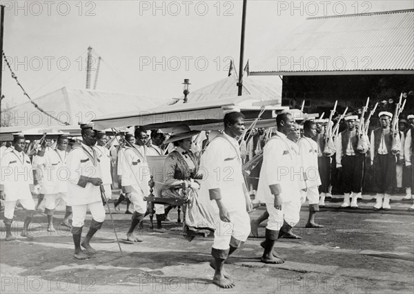 Duchess of Connaught in a portable chair. The Duchess of Connaught is carried along in a portable chair by a procession of South African naval officers. This was one of several stops made by the royal couple following their official visit to Cape Town to open the new Union Parliament. Durban, Natal (KwaZulu Natal), South Africa, 2 December 1910. Durban, KwaZulu Natal, South Africa, Southern Africa, Africa.