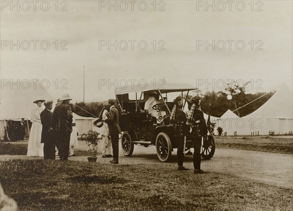 Lord Minto arrives at Kharapur. The Maharajah of Mysore (Krishna Raja Wadiyar IV, 1884-1940) arrives by motorcar at a hunting camp accompanied by his guests, Lord and Lady Minto. Kharapur, India, 28 November 1909. Kharapur, Karnataka, India, Southern Asia, Asia.