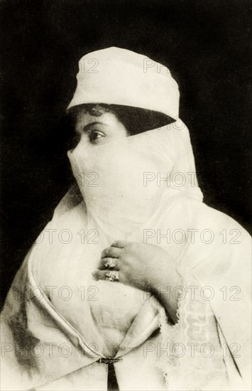 Woman wearing a 'niqab'. Profile shot of a Turkish woman dressed in a Muslim 'niqab', a type of veil that covers the entire of the face except for the eyes. Probably Egypt, circa 1925. Egypt, Northern Africa, Africa.