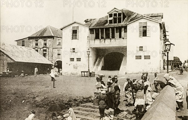 Freetown police station. Women sell textiles outside Freetown police station and law courts. Freetown, Sierra Leone, circa 1910. Freetown, West (Sierra Leone), Sierra Leone, Western Africa, Africa.