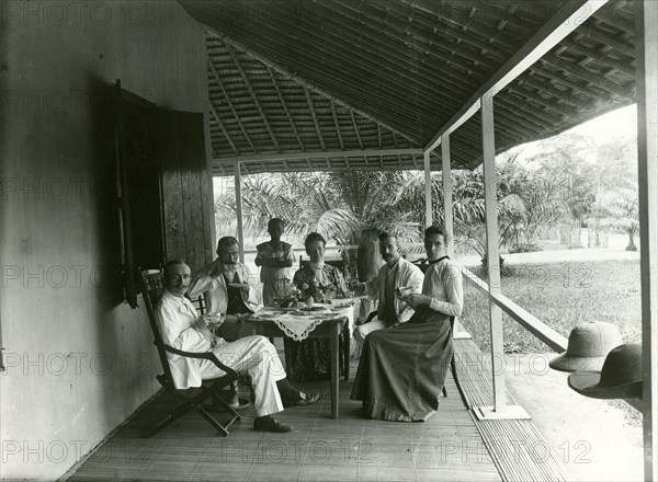 The Harrises visit Belgian Congo. Christian missionary couple, Reverend John and Alice Seeley Harris (front), take tea with friends on a visit to Belgian Congo. Belgian Congo (Democratic Republic of Congo), circa 1910. Congo, Democratic Republic of, Central Africa, Africa.