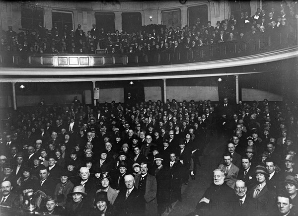 Anti-slavery meeting, Hull. English anti-slavery campaigners pack out a theatre in Hull for a campaign meeting. Kingston upon Hull, England, circa 1925. Kingston upon Hull, Humberside, England (United Kingdom), Western Europe, Europe .