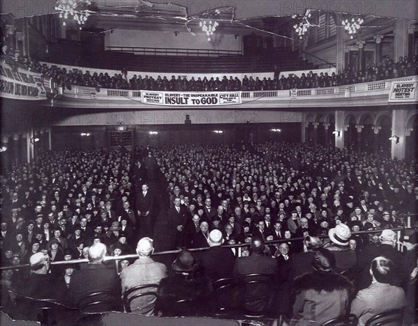 Anti-slavery meeting, Hull. English anti-slavery campaigners pack out a theatre in Hull for a campaign meeting. A banner displayed above the audience reads: 'Slavery, the Unspeakable Insult to God'. Kingston upon Hull, England, circa 1925. Kingston upon Hull, Humberside, England (United Kingdom), Western Europe, Europe .