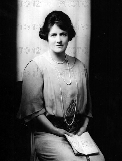 Viscountess Kathleen Simon. Portrait of Viscountess Kathleen Simon, nee Harvey (1871-1955), an English anti-slavery campaigner and at one time, a Joint President of the British & Foreign Anti-Slavery Society. Her husband was Liberal Statesman and Lord Chancellor, the Right Honourable Sir John Allsebrook Simon. England, circa 1910. England (United Kingdom), Western Europe, Europe .