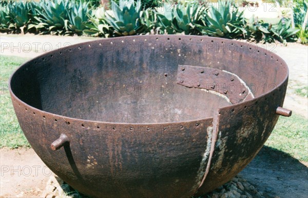 Cuban sugar cauldron. A cracked, iron sugar cauldron from Cuba, once used in the sugar refining process at the height of the Atlantic slave trade. Cuba, circa 1800. Cuba, Caribbean, North America .
