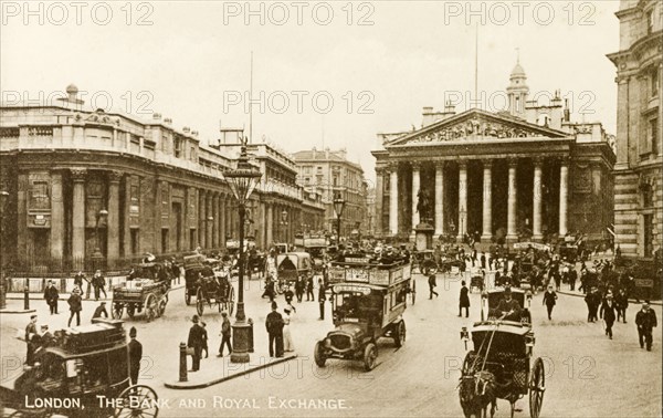 Threadneedle Street. Busy street scene showing the Bank of England and the Royal Exchange, located on Threadneedle Street. London, England, circa 1900. London, London, City of, England (United Kingdom), Western Europe, Europe .
