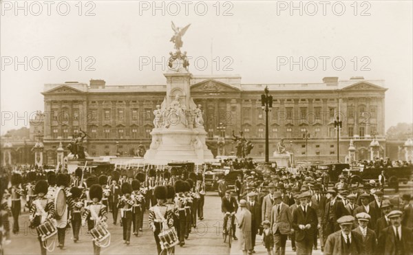 Changing of the guard. Uniformed Grenadier Guards perform a change of the guard in front of the Victoria Memorial at Buckingham Palace. London, England, circa 1925. London, London, City of, England (United Kingdom), Western Europe, Europe .