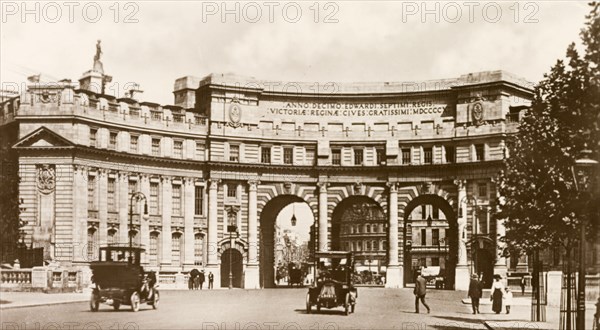 The Admiralty Arch, London. View of the Admiralty Arch, a quintuple arched ceremonial gateway that leads from Trafalgar Square into the Mall. Nelson's Column can be seen towering above the arch to the left, the Strand visible through the arches. London, England, circa 1910. London, London, City of, England (United Kingdom), Western Europe, Europe .