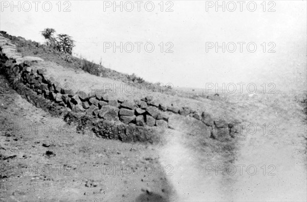 Boer defenses at Hlangwani Hill. Roughly built stone walls form part of a Boer defense line, used during the battle of Hlangwani Hill in the Second Boer War (1899-1902). Natal (Kwazulu Natal), South Africa, circa 20 February 1900., KwaZulu Natal, South Africa, Southern Africa, Africa.