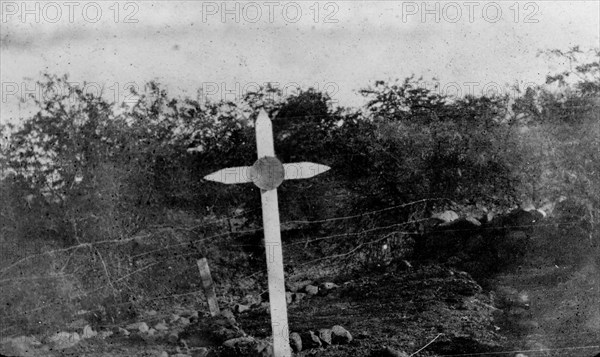 Grave near Pieters Hill. A simple wooden cross marks the grave of an unidentified soldier, either British or Boer, whose life was lost during the battle of Pieters Hill in the Second Boer War (1899-1902). Natal (Kwazulu Natal), South Africa, circa 28 February 1900., KwaZulu Natal, South Africa, Southern Africa, Africa.