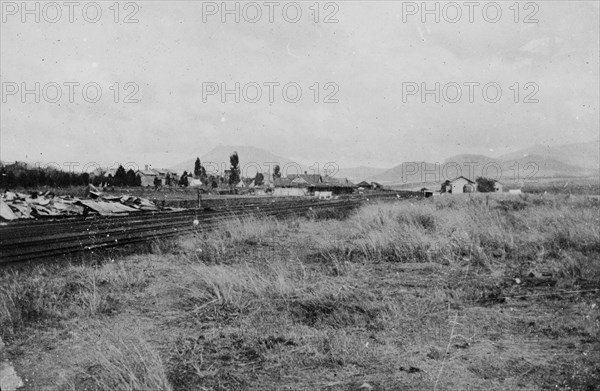 The outskirts of Charlestown. A railway track runs through scrubland on the outskirts of Charlestown, a town garrisoned by the British during the Second Boer War (1899-1902). Charlestown, Natal (KwaZulu Natal), South Africa, circa 1900. Charlestown, KwaZulu Natal, South Africa, Southern Africa, Africa.