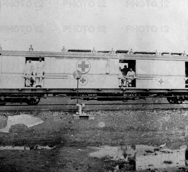 Boer War hospital train. Soldiers injured during the Second Boer War (1899-1902), sit inside the open carriage doorways of a hospital train as they are transported away from the battlefields. South Africa, circa 1900. South Africa, Southern Africa, Africa.