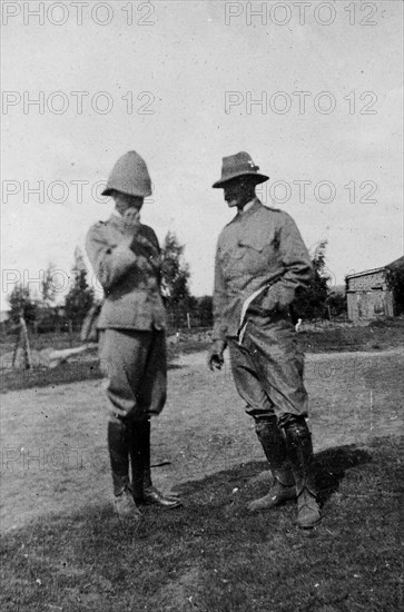 Two officers smoking, South Africa. Two uniformed British Army officers enjoy a cigarette outdoors at a military camp during the Second Boer War (1899-1902). South Africa, circa 1900. South Africa, Southern Africa, Africa.