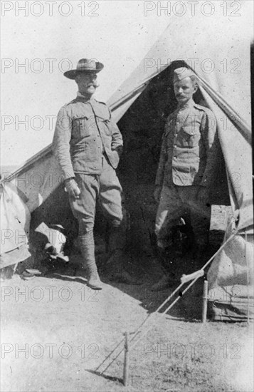 General Hamilton in South Africa. General Sir Ian Standish Monteith Hamilton (1853-1947) (right) stands beside another officer outside a tent at a military camp during the Second Boer War (1899-1902). South Africa, circa 1900. South Africa, Southern Africa, Africa.
