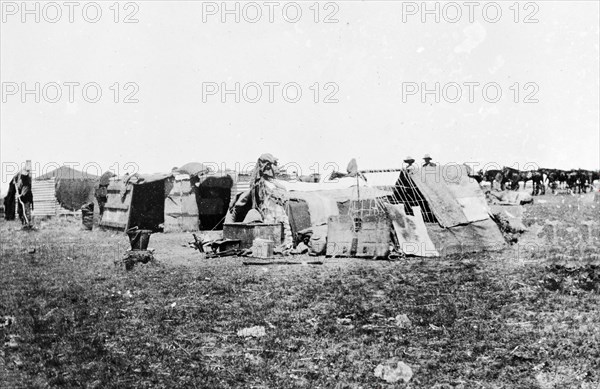 Royal Field Artillery bivouac, South Africa. View of a British Army bivouac during the Second Boer War (1899-1902). The temporary military encampment belonged to the 64th Battery Royal Field Artillery and comprised makeshift tents made from scrap material. South Africa, circa 1900. South Africa, Southern Africa, Africa.