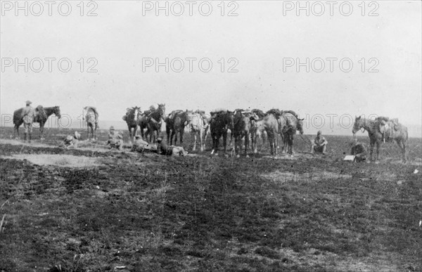 A cavalry unit rests, South Africa. A group of officers from a British Army cavalry unit pause for a rest as they journey across open country during the Second Boer War (1899-1902). South Africa, circa 1900. South Africa, Southern Africa, Africa.