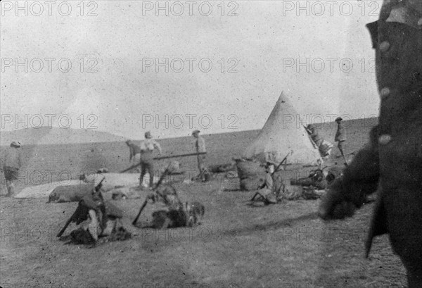 Practicing with dummy guns, Transvaal. British Army officers practice their offences with dummy guns at a military camp at Volksrust during the Second Boer War (1899-1902). Located beside a railway line, the base also housed a concentration camp for Boer women and children. Volksrust, Transvaal (Mpumalanga), South Africa, circa 1901. Volksrust, Mpumalanga, South Africa, Southern Africa, Africa.