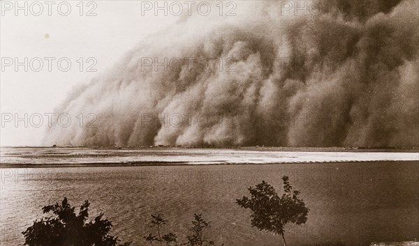 Sandstorm in northern Khartoum. A vast sandstorm sweeps across the desert in northern Khartoum. Khartoum, Sudan, 6 June 1906., Khartoum, Sudan, Eastern Africa, Africa.