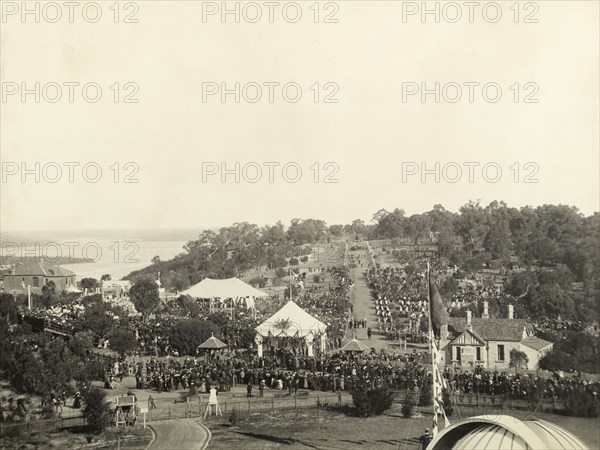 The royal opening of King's Park, Perth. Crowds gather for the opening of the newly renamed 'King's Park' by the Duke and Duchess of York (later King George V and Queen Mary) on their royal tour of Australia. Perth, Australia, 23 July 1901. Perth, West Australia, Australia, Australia, Oceania.