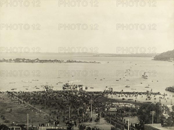 The Duke and Duchess of York leave Perth. Crowds gather to bid farewell to the Duke and Duchess of York (later King George V and Queen Mary) as they leave Perth by motor launch across Swan River. Perth, Australia, July 1901. Perth, West Australia, Australia, Australia, Oceania.