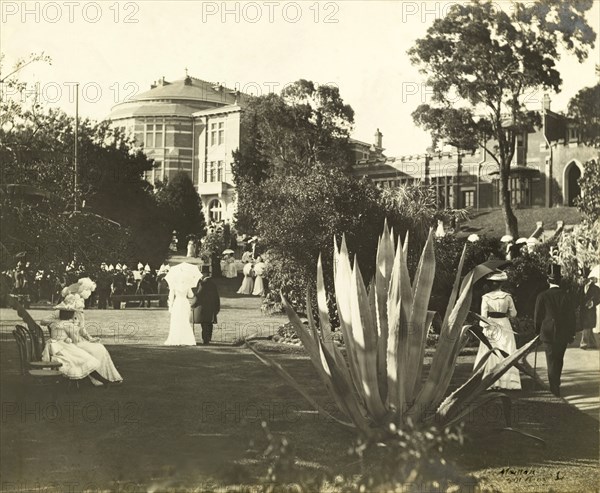 New Year's garden party at Government House, Perth. Guests stroll through the grounds of Government House at a New Year's garden party organised by the Earl of Hopetoun, Governor General of Australia. Perth, Australia, January 1902. Perth, West Australia, Australia, Australia, Oceania.