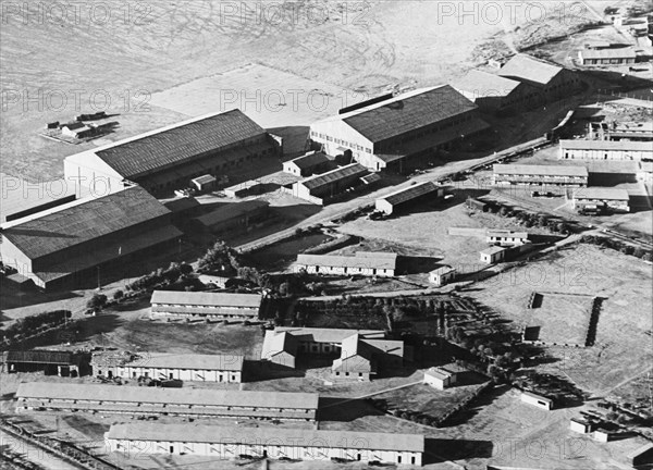 RAF aircraft hangars in Iraq. Aerial view of several aircraft hangars and outbuildings belonging to the British Royal Air Force's Number 70 Squadron. British Mandate of Mesopotamia (Iraq), circa 1924. Iraq, Middle East, Asia.