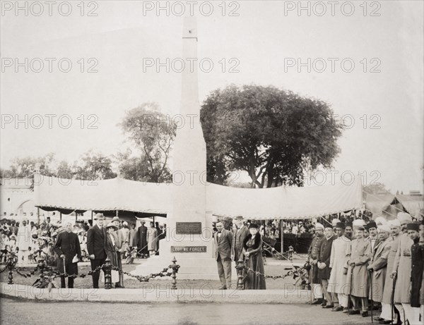 Unveiling a war memorial at the Residency Bazaar. A crowd attends the official unveiling of a war memorial, erected at the Residency Bazaar (Secunderabad) to commemorate British soldiers lost during the First World War (1914-18). Secunderabad (Hyderabad), Andhra Pradesh, India, 1919. Hyderabad, Andhra Pradesh, India, Southern Asia, Asia.