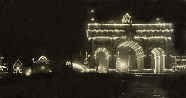 Illuminations for the royal visit, Melbourne. An archway is illuminated with lights, part of celebrations to welcome the Duke and Duchess of Cornwall and York (later King George V and Queen Mary) to Melbourne to open the first Commonwealth Parliament of Australia. Melbourne, Australia, May 1901. Melbourne, Victoria, Australia, Australia, Oceania.