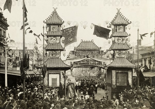 Chinese Arch for the royal visit, Melbourne. The Chinese Arch in Swanston Street, part of celebrations to welcome the Duke and Duchess of Cornwall and York (later King George V and Queen Mary) to Melbourne to open the first Commonwealth Parliament of Australia. Melbourne, Australia, May 1901. Melbourne, Victoria, Australia, Australia, Oceania.