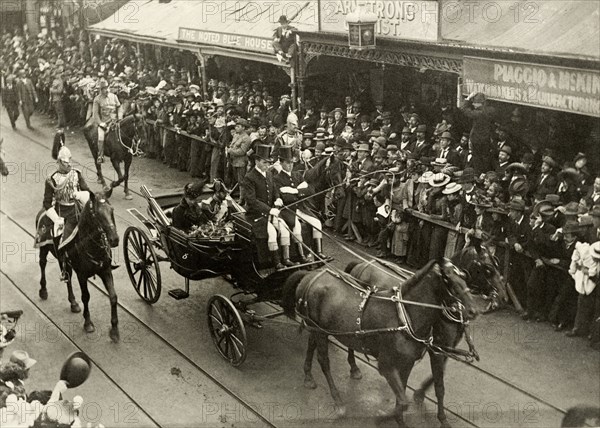 Royal parade through Perth, 1901. A horse-drawn carriage containing the Duke and Duchess of Cornwall and York (later King George V and Queen Mary), parades through the streets of Perth, watched by an eager crowd of spectators who are held back by barriers. Perth, Australia, July 1901. Perth, West Australia, Australia, Australia, Oceania.