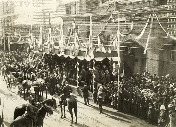 The Duke and Duchess of Cornwall and York in Perth. The Duke and Duchess of Cornwall and York (later King George V and Queen Mary) arrive for an official reception, watched by an eager crowd of spectators who are held back by barriers. Perth, Australia, July 1901. Perth, West Australia, Australia, Australia, Oceania.