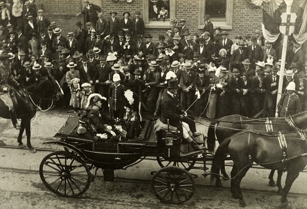 Dignitaries join the royal procession, Perth. Sir Arthur Lawley, Governor of Western Australia, and Captain Wolfe Murray ride in a horse-drawn carriage during a welcome procession for the Duke and Duchess of Cornwall and York. Perth, Australia, July 1901. Perth, West Australia, Australia, Australia, Oceania.