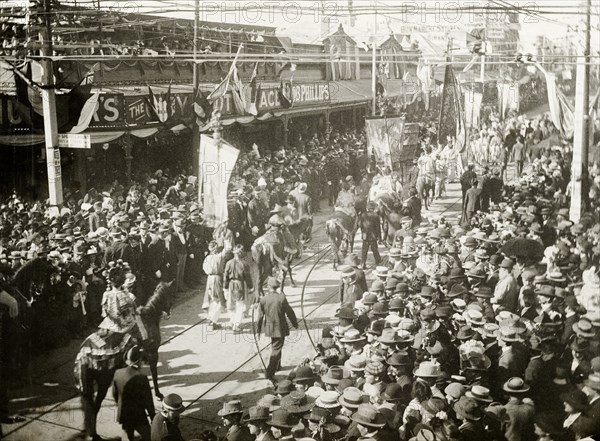 Royal parade through China Town, Perth. Crowds of spectators line the streets in Perth's China Town district to watch a welcome parade for the Duke and Duchess of Cornwall and York (later King George V and Queen Mary). Perth, Australia, July 1901. Perth, West Australia, Australia, Australia, Oceania.