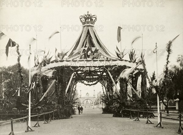 The Duke's Arch, Perth. The Duke's Arch at the entrance to Government House, part of celebrations to welcome the Duke and Duchess of Cornwall and York (later King George V and Queen Mary) to Perth. Perth, Australia, July 1901. Perth, West Australia, Australia, Australia, Oceania.